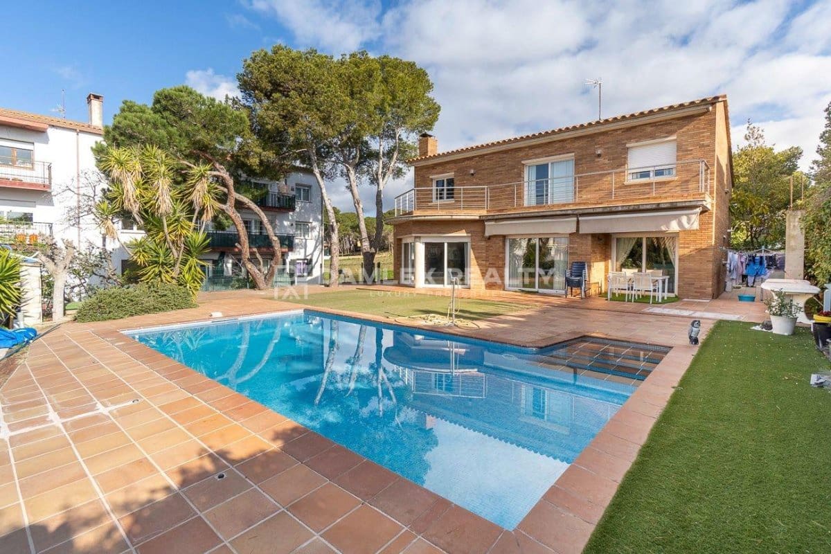 6 bedroom Villa for sale in Palamos with pool - € 899,000 (Ref: 8142993)