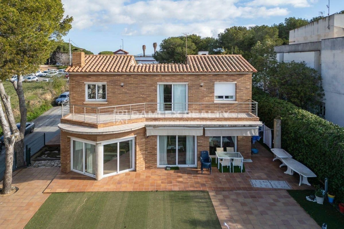 6 bedroom Villa for sale in Palamos with pool - € 899,000 (Ref: 8142993)
