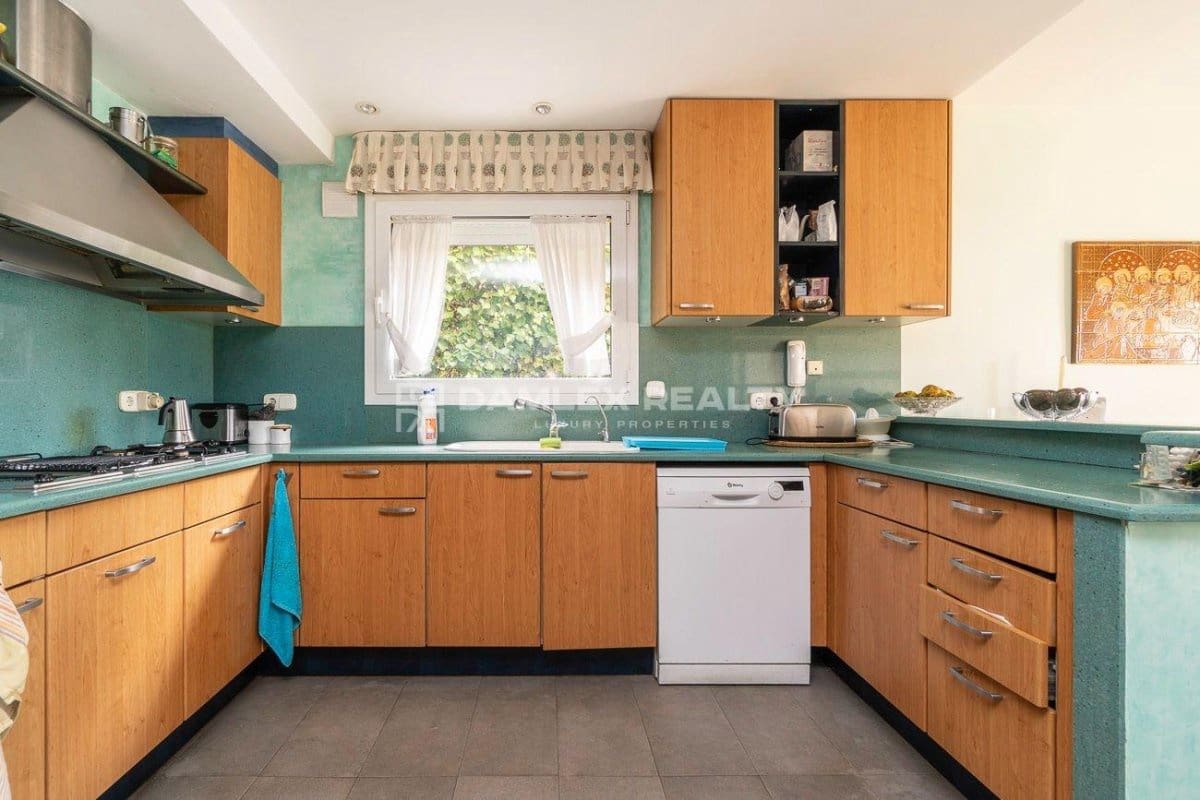 6 bedroom Villa for sale in Palamos with pool - € 899,000 (Ref: 8142993)