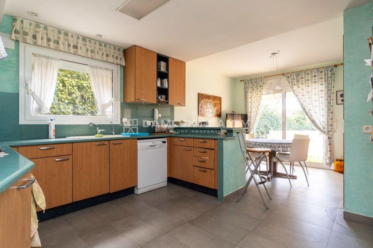 6 bedroom Villa for sale in Palamos with pool - € 899,000 (Ref: 8142993)