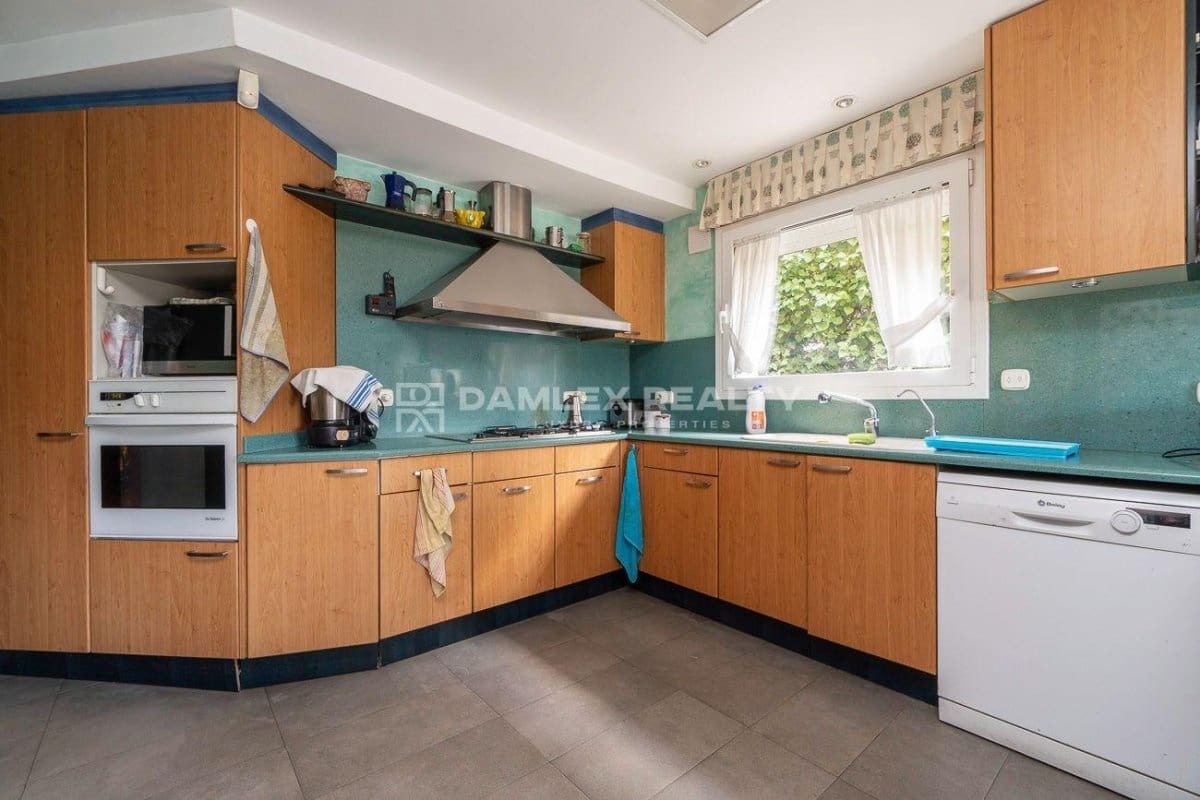 6 bedroom Villa for sale in Palamos with pool - € 899,000 (Ref: 8142993)