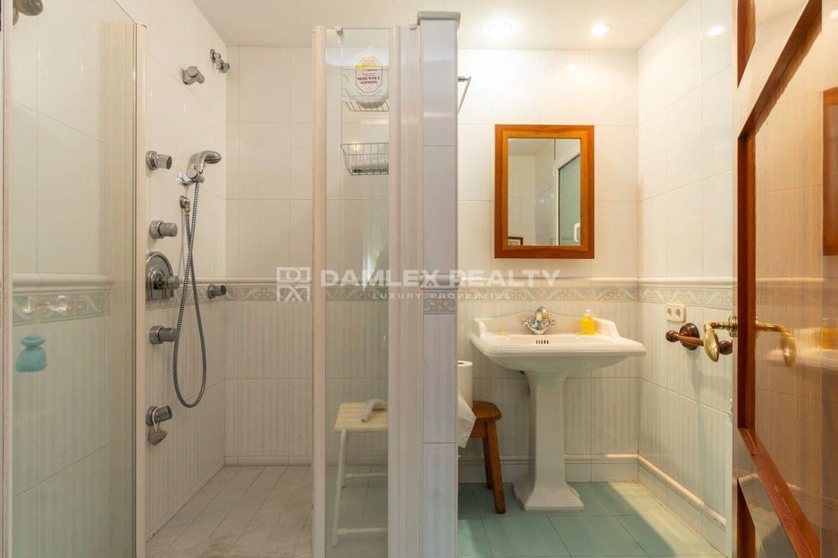 6 bedroom Villa for sale in Palamos with pool - € 899,000 (Ref: 8142993)