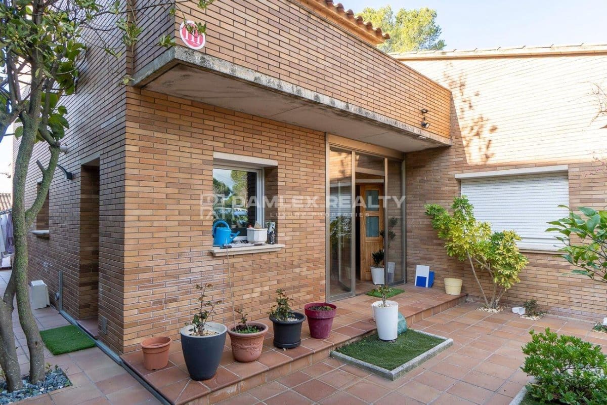 6 bedroom Villa for sale in Palamos with pool - € 899,000 (Ref: 8142993)