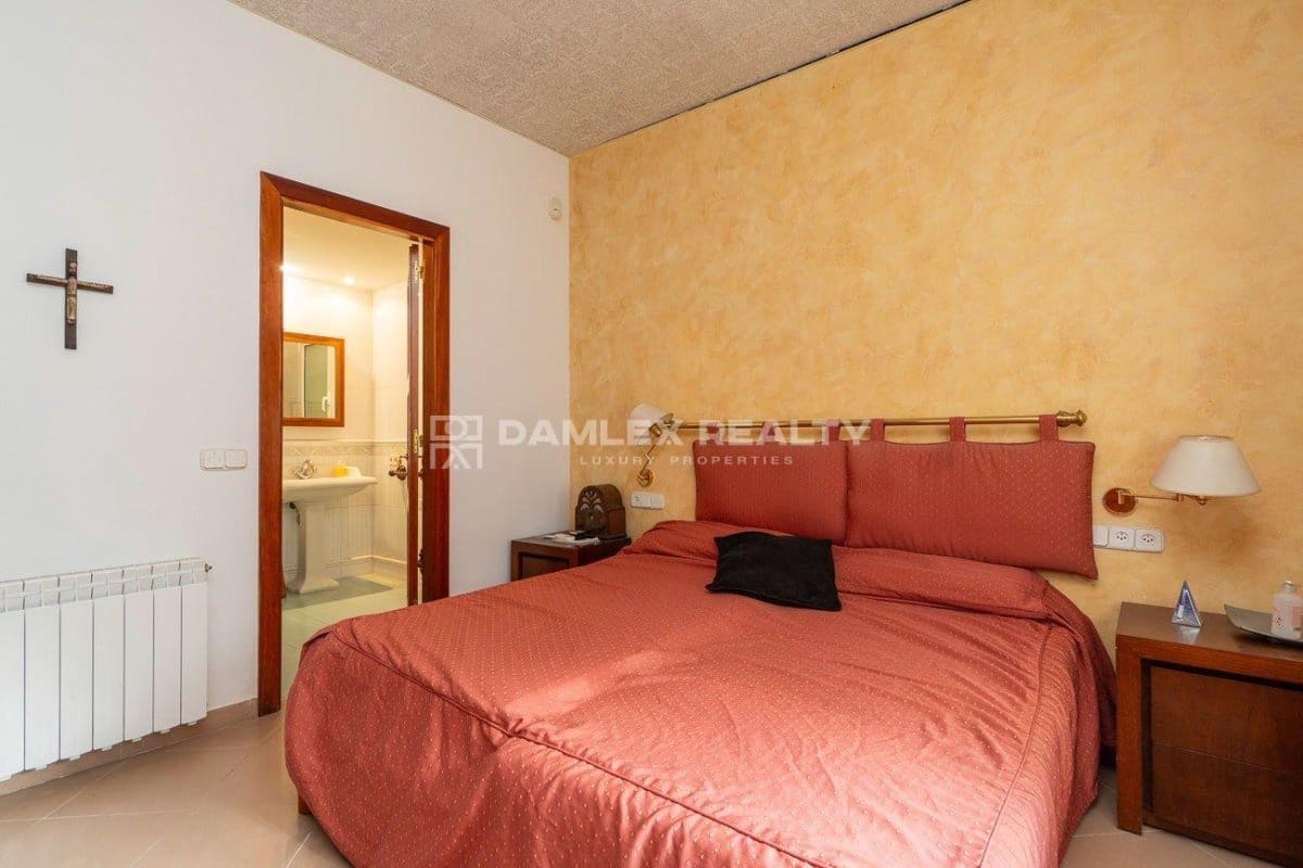 6 bedroom Villa for sale in Palamos with pool - € 899,000 (Ref: 8142993)