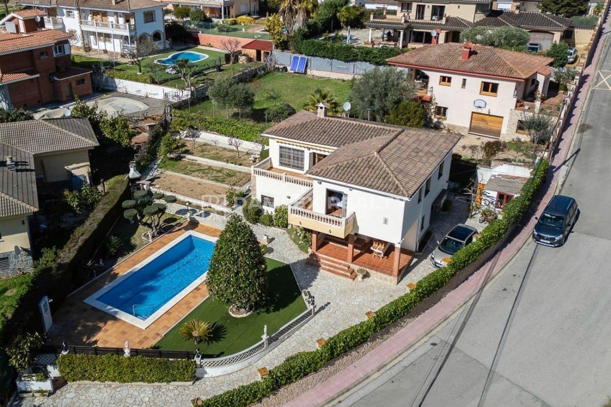 3 slaapkamer Villa te koop in Lloret de Mar met zwembad garage - € 590.000 (Ref: 8153078)