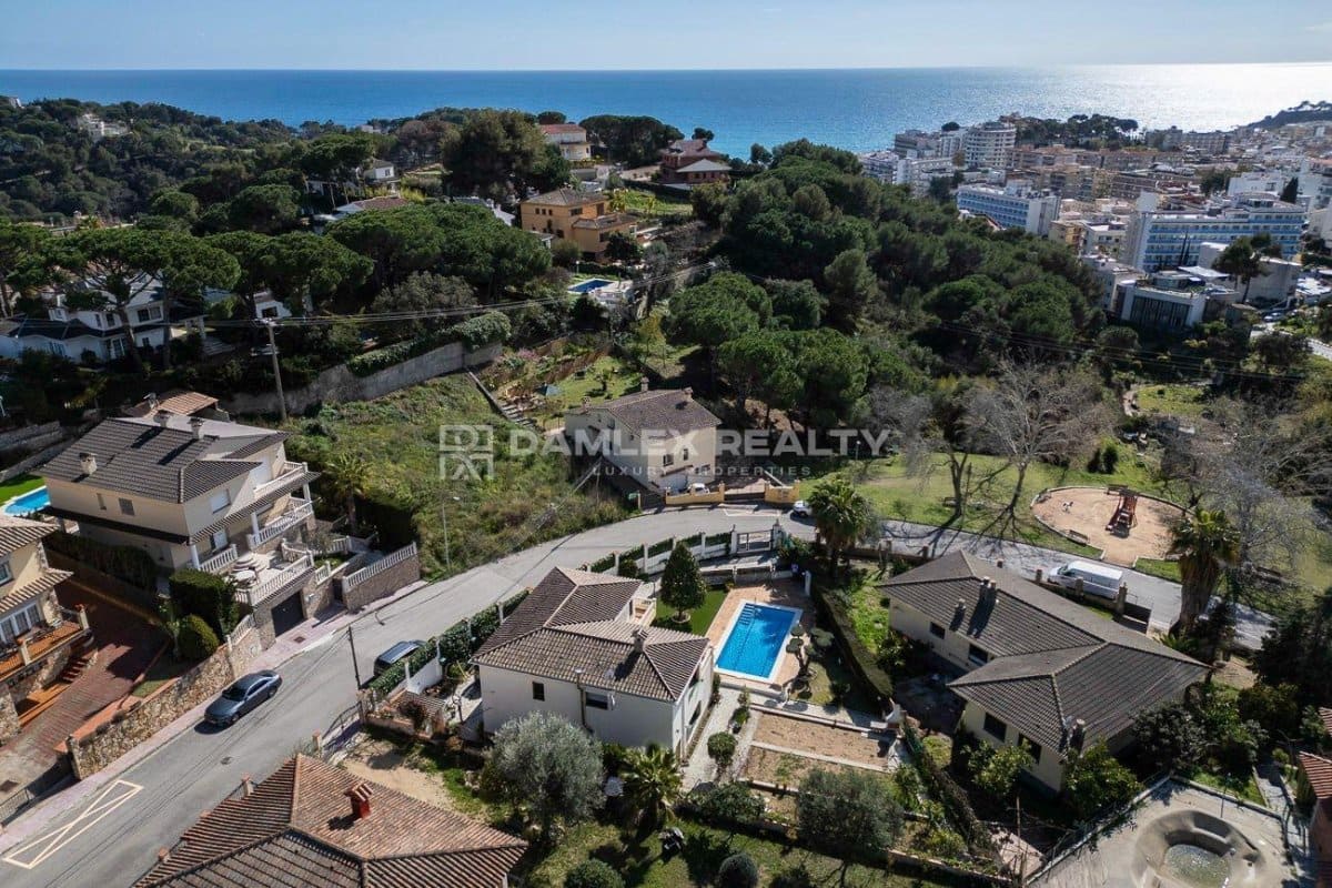 3 slaapkamer Villa te koop in Lloret de Mar met zwembad garage - € 590.000 (Ref: 8153078)