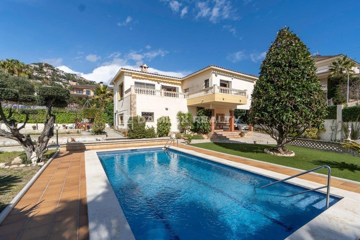 3 slaapkamer Villa te koop in Lloret de Mar met zwembad garage - € 590.000 (Ref: 8153078)
