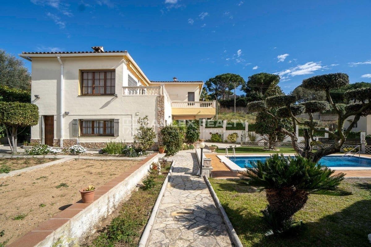 3 slaapkamer Villa te koop in Lloret de Mar met zwembad garage - € 590.000 (Ref: 8153078)