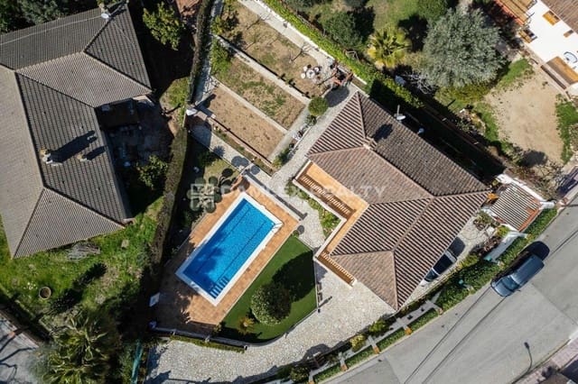 3 slaapkamer Villa te koop in Lloret de Mar met zwembad garage - € 590.000 (Ref: 8153078)