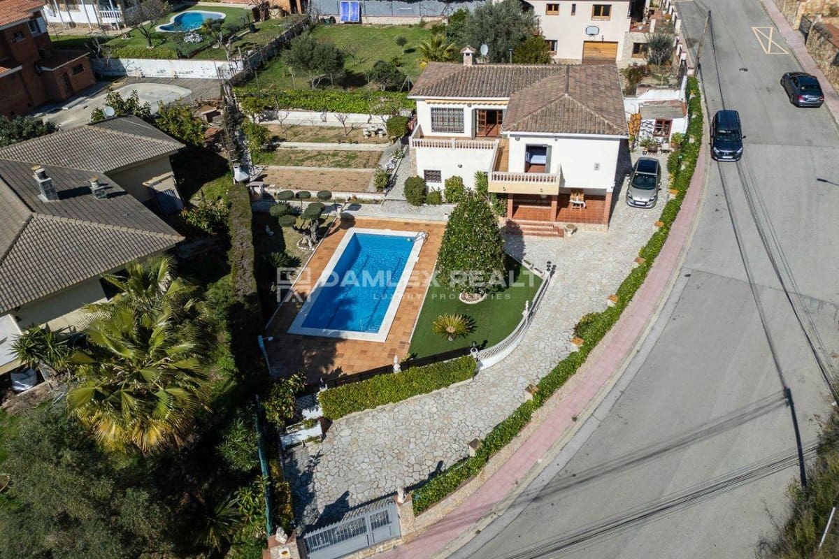 3 slaapkamer Villa te koop in Lloret de Mar met zwembad garage - € 590.000 (Ref: 8153078)