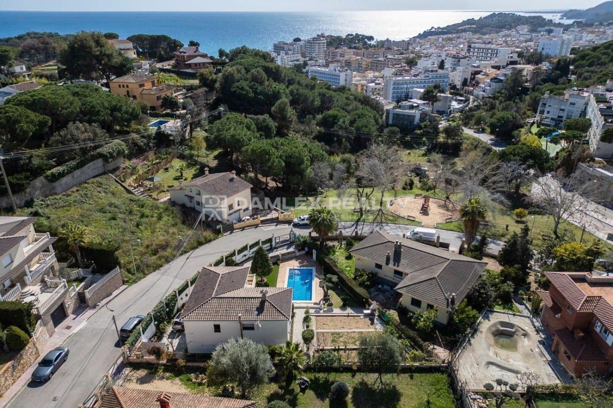 3 slaapkamer Villa te koop in Lloret de Mar met zwembad garage - € 590.000 (Ref: 8153078)