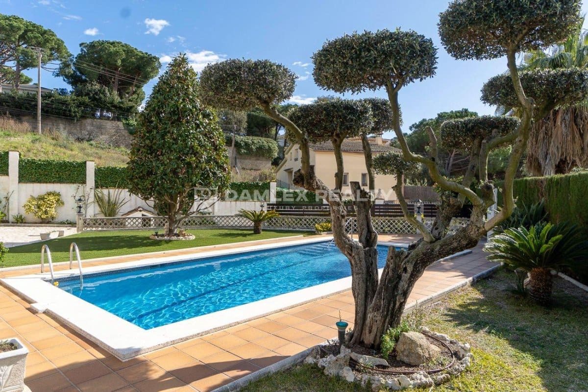 3 slaapkamer Villa te koop in Lloret de Mar met zwembad garage - € 590.000 (Ref: 8153078)