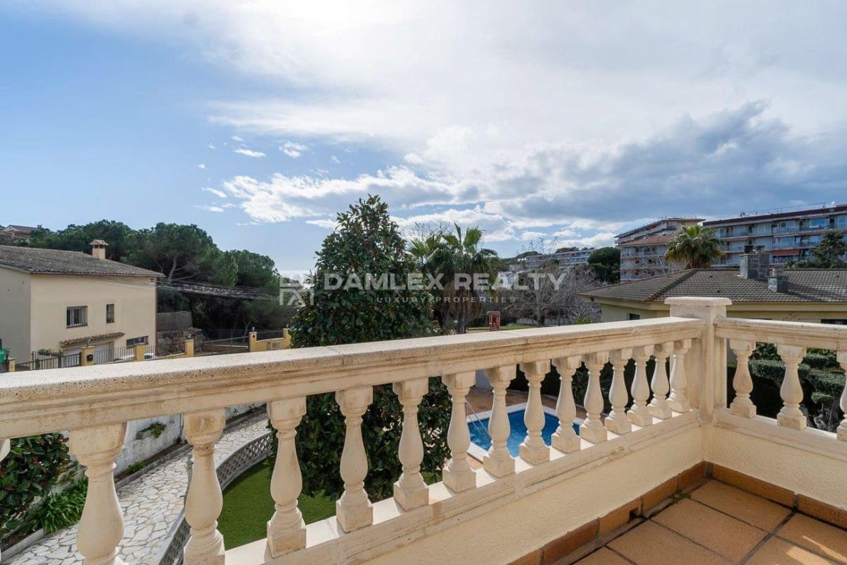 3 slaapkamer Villa te koop in Lloret de Mar met zwembad garage - € 590.000 (Ref: 8153078)