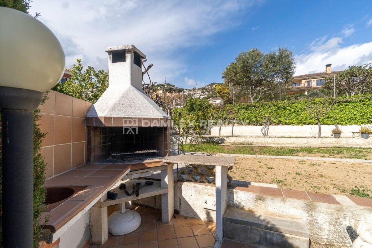 3 slaapkamer Villa te koop in Lloret de Mar met zwembad garage - € 590.000 (Ref: 8153078)