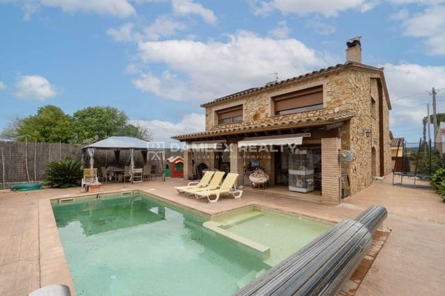 4 bedroom Villa for sale in Santa Cristina d'Aro with pool - € 850,000 (Ref: 8227229)