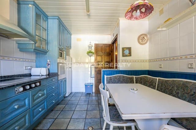 7 slaapkamer Villa te koop in Lloret de Mar met zwembad garage - € 650.000 (Ref: 8233583)