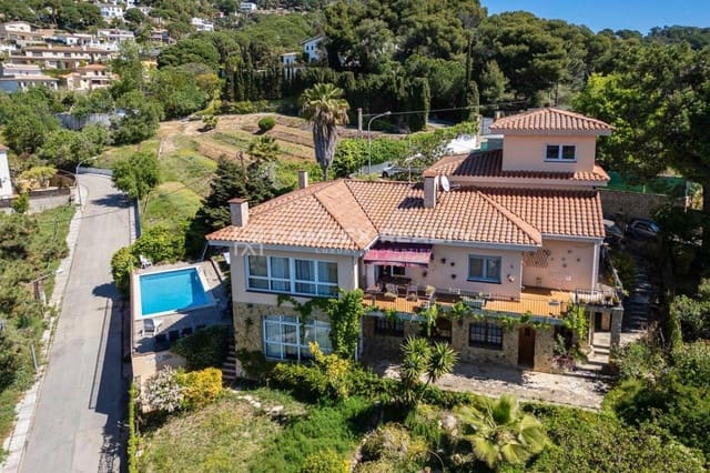 7 slaapkamer Villa te koop in Lloret de Mar met zwembad garage - € 650.000 (Ref: 8233583)
