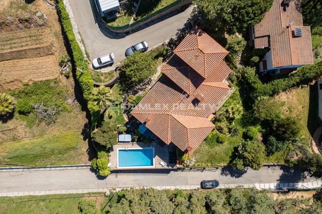 7 slaapkamer Villa te koop in Lloret de Mar met zwembad garage - € 650.000 (Ref: 8233583)