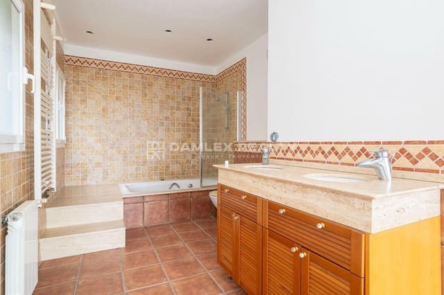 5 chambre Villa/Maison à vendre à Blanes avec piscine garage - 525 000 € (Ref: 8306056)