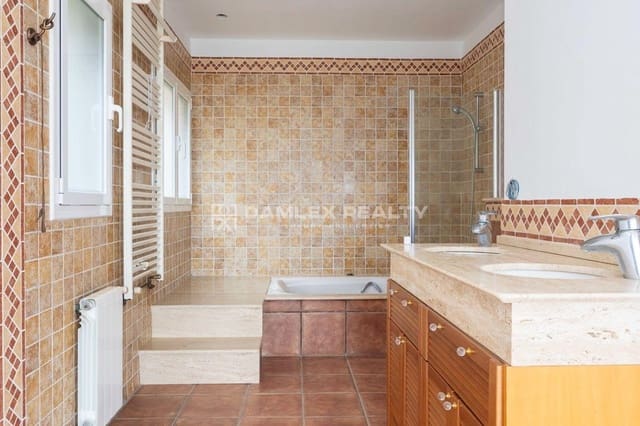 5 chambre Villa/Maison à vendre à Blanes avec piscine garage - 525 000 € (Ref: 8306056)