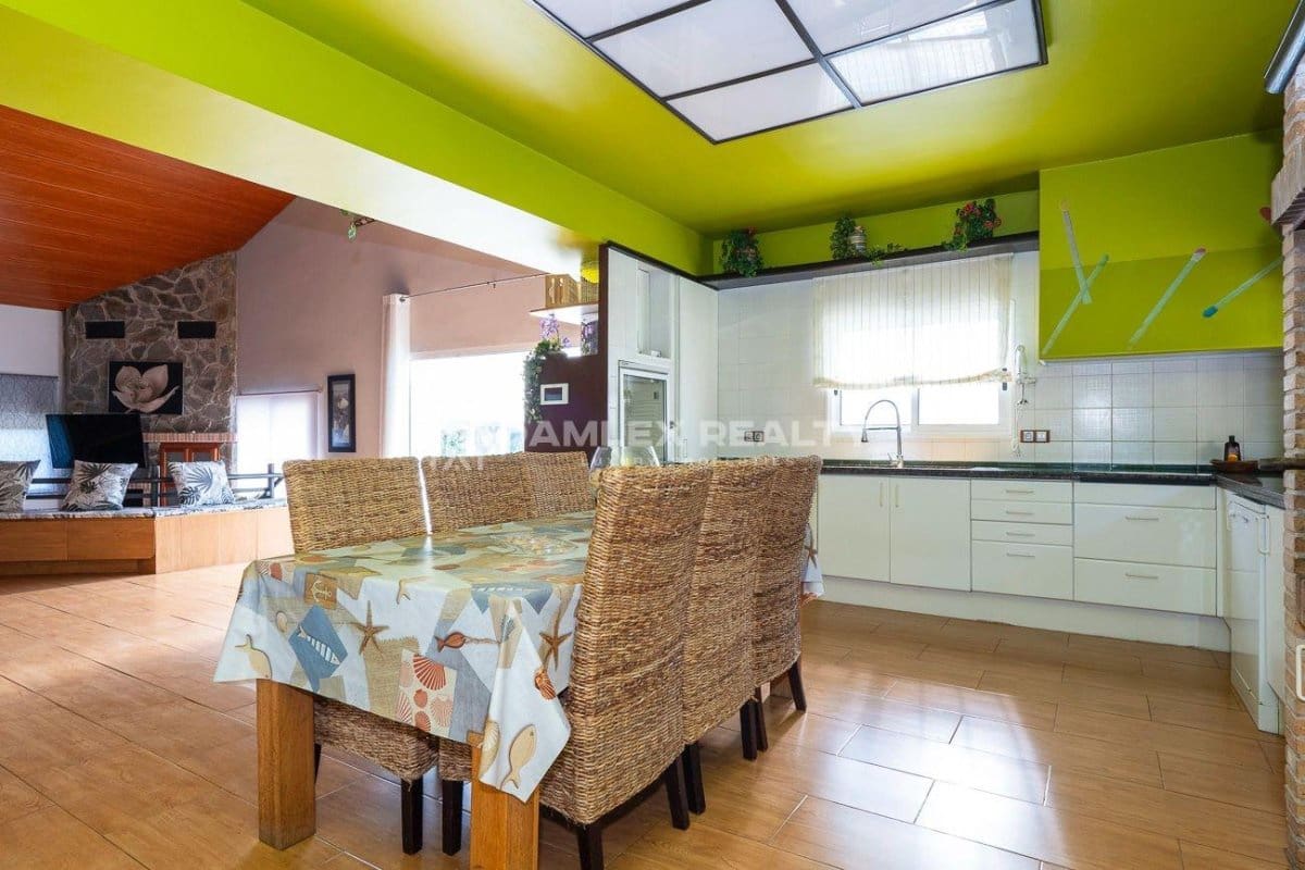 4 soveværelse Villa til salg i Santa Cristina d'Aro med swimmingpool - € 799.000 (Ref: 8344137)