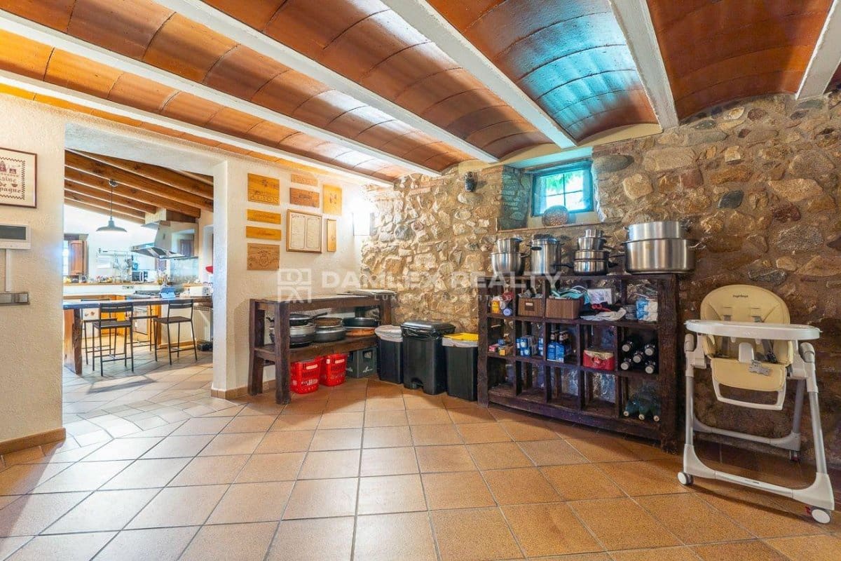 5 bedroom Villa for sale in Caldes de Malavella with pool - € 1,850,000 (Ref: 8444764)