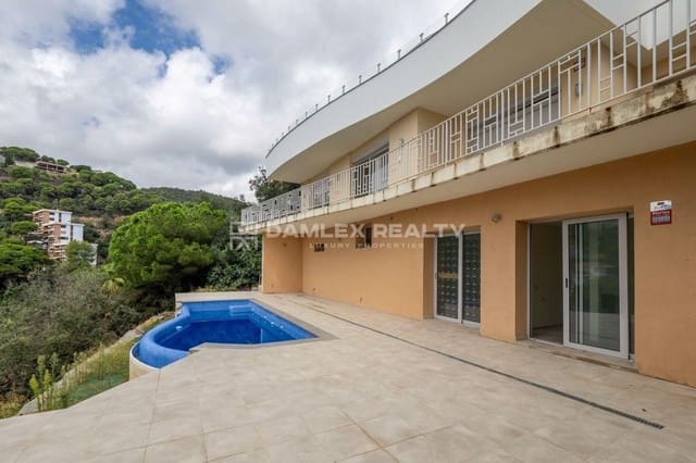5 slaapkamer Villa te koop in Lloret de Mar met zwembad garage - € 895.000 (Ref: 8510340)