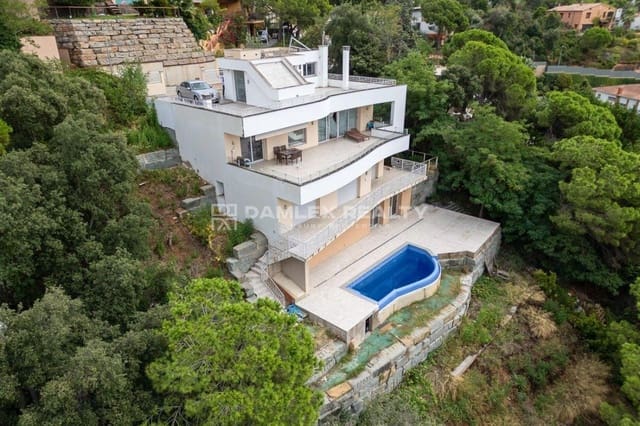 5 slaapkamer Villa te koop in Lloret de Mar met zwembad garage - € 895.000 (Ref: 8510340)