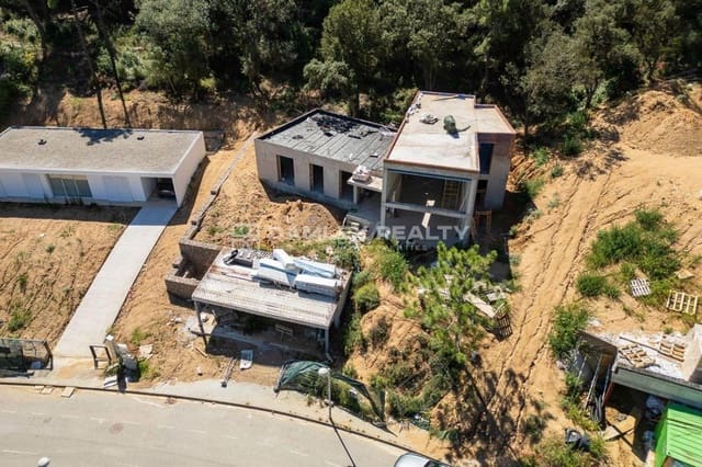 4 bedroom Villa for sale in Blanes with pool garage - € 1,200,000 (Ref: 8527317)