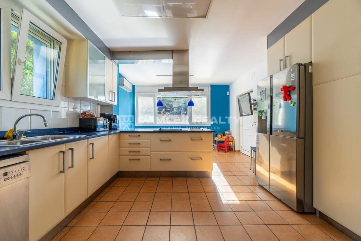 4 slaapkamer Villa te koop in Lloret de Mar met zwembad garage - € 550.000 (Ref: 8561881)