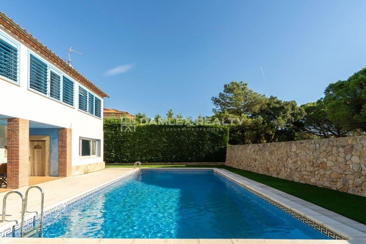 4 slaapkamer Villa te koop in Lloret de Mar met zwembad garage - € 550.000 (Ref: 8561881)