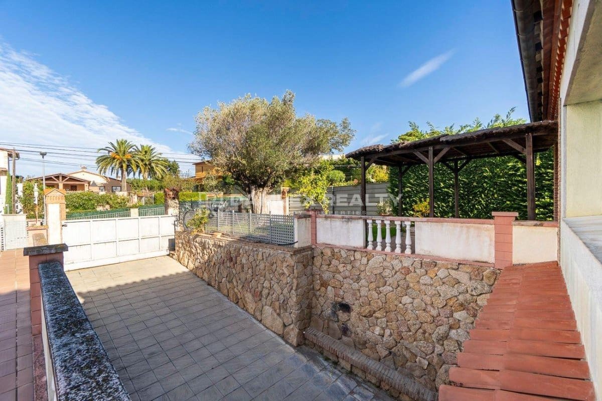 4 slaapkamer Villa te koop in Lloret de Mar met zwembad garage - € 550.000 (Ref: 8561881)