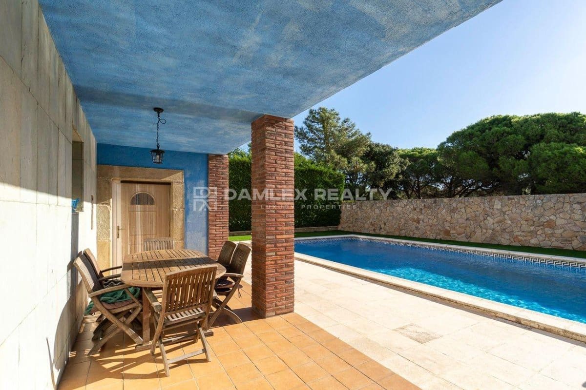 4 slaapkamer Villa te koop in Lloret de Mar met zwembad garage - € 550.000 (Ref: 8561881)