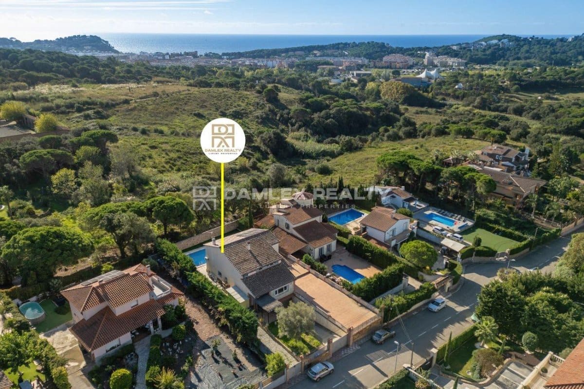 4 slaapkamer Villa te koop in Lloret de Mar met zwembad garage - € 550.000 (Ref: 8561881)