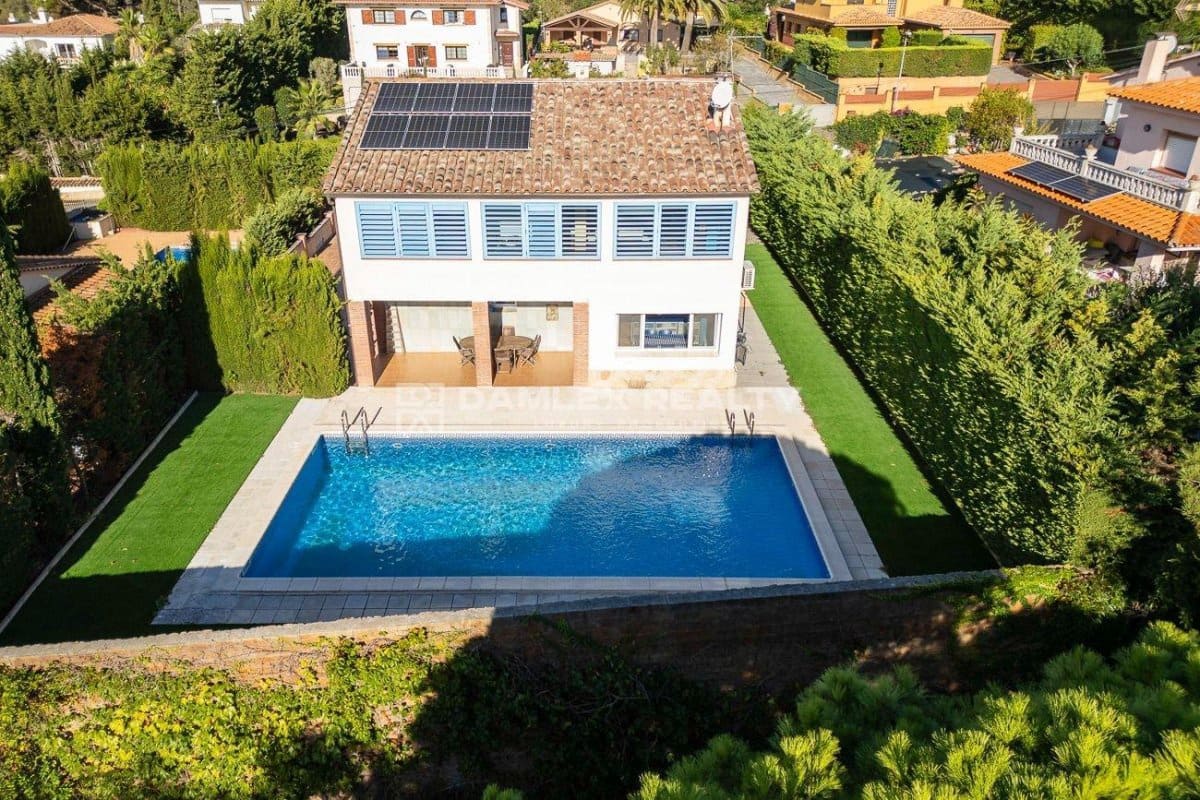 4 slaapkamer Villa te koop in Lloret de Mar met zwembad garage - € 550.000 (Ref: 8561881)