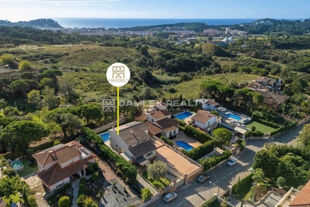 4 slaapkamer Villa te koop in Lloret de Mar met zwembad garage - € 550.000 (Ref: 8561881)