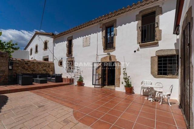 5 bedroom Villa for sale in Santa Cristina d'Aro with pool - € 950,000 (Ref: 8678274)