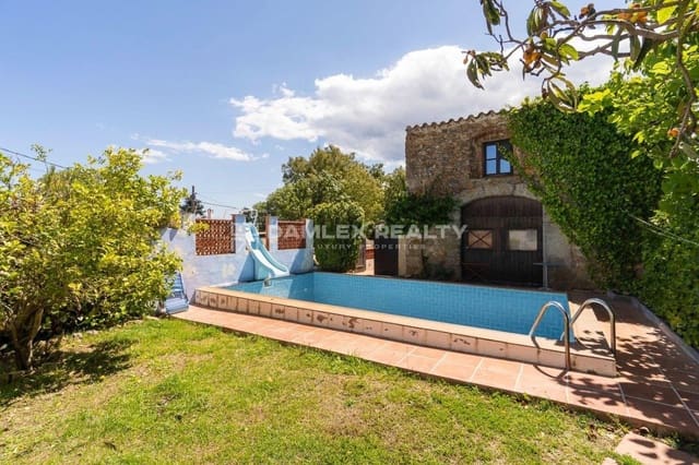 5 bedroom Villa for sale in Santa Cristina d'Aro with pool - € 950,000 (Ref: 8678274)