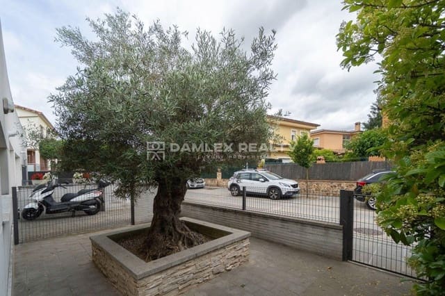 4 bedroom Villa for sale in Santa Cristina d'Aro - € 450,000 (Ref: 9019536)