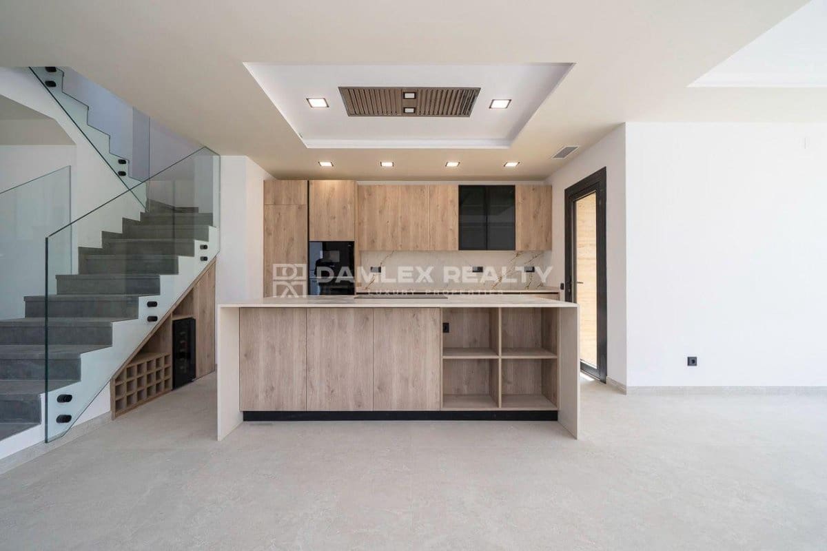 4 soveværelse Villa til salg i S'Agaro med swimmingpool - € 1.295.000 (Ref: 9057009)