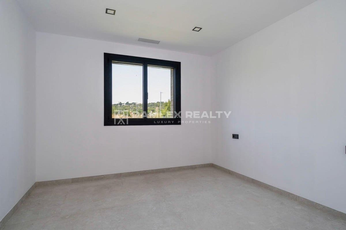 4 soveværelse Villa til salg i S'Agaro med swimmingpool - € 1.295.000 (Ref: 9057009)