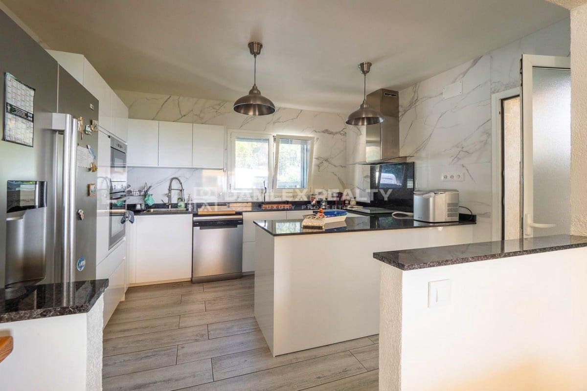 5 slaapkamer Villa te koop in Lloret de Mar met zwembad garage - € 978.000 (Ref: 9220362)