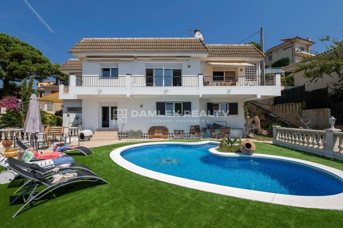 5 slaapkamer Villa te koop in Lloret de Mar met zwembad garage - € 978.000 (Ref: 9220362)