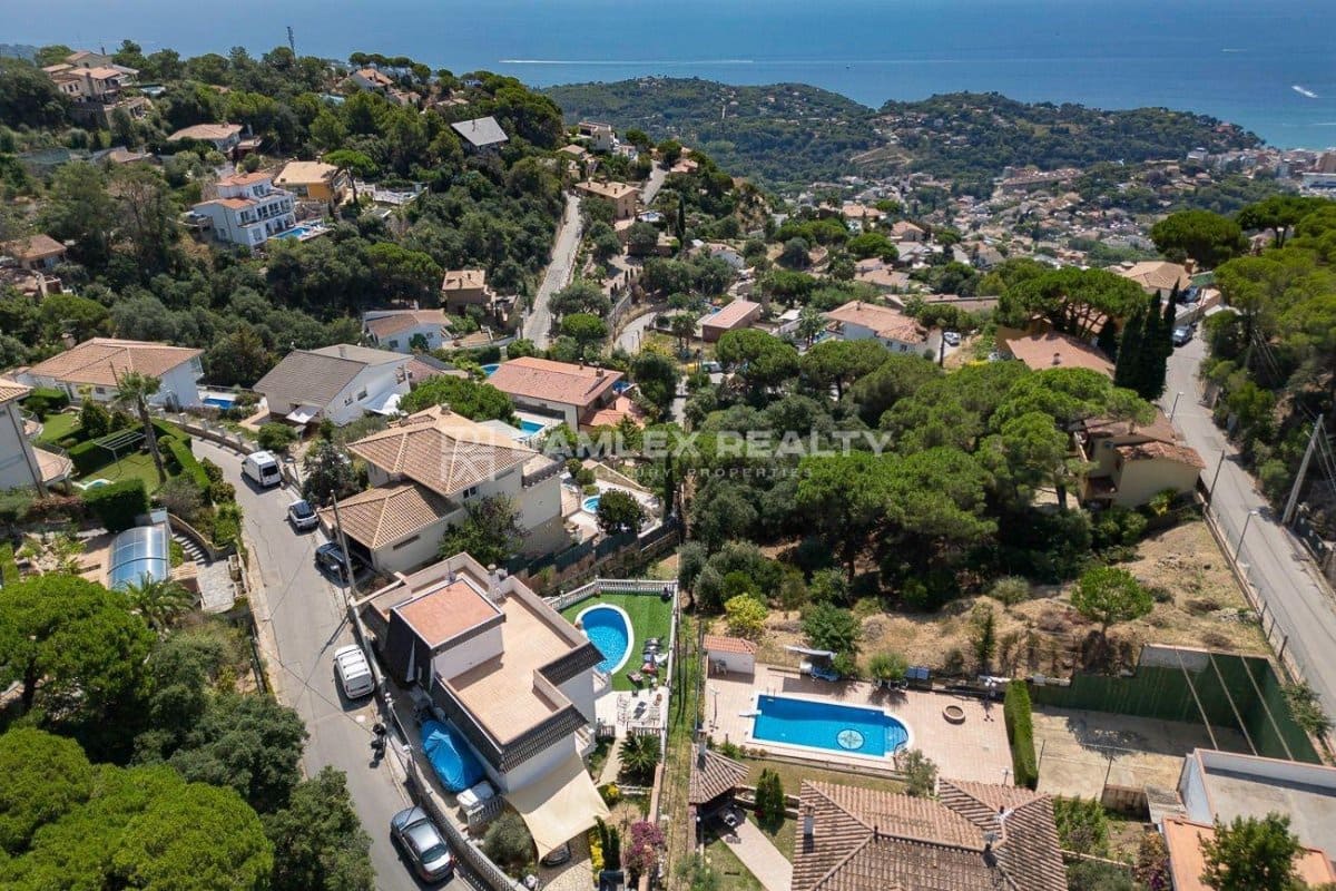 5 slaapkamer Villa te koop in Lloret de Mar met zwembad garage - € 978.000 (Ref: 9220362)