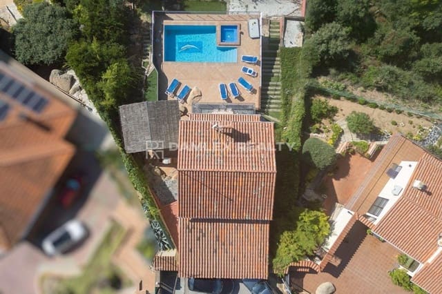 4 bedroom Villa for sale in Lloret de Mar with pool garage - € 595,000 (Ref: 9231831)