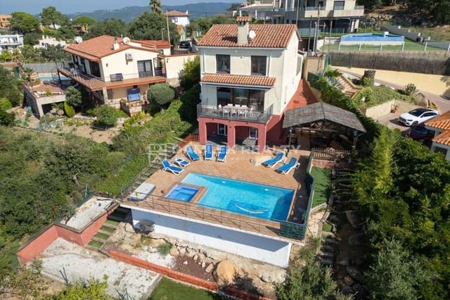 4 bedroom Villa for sale in Lloret de Mar with pool garage - € 595,000 (Ref: 9231831)