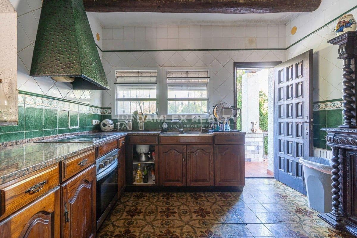 6 slaapkamer Villa te koop in Lloret de Mar met zwembad garage - € 750.000 (Ref: 9247506)