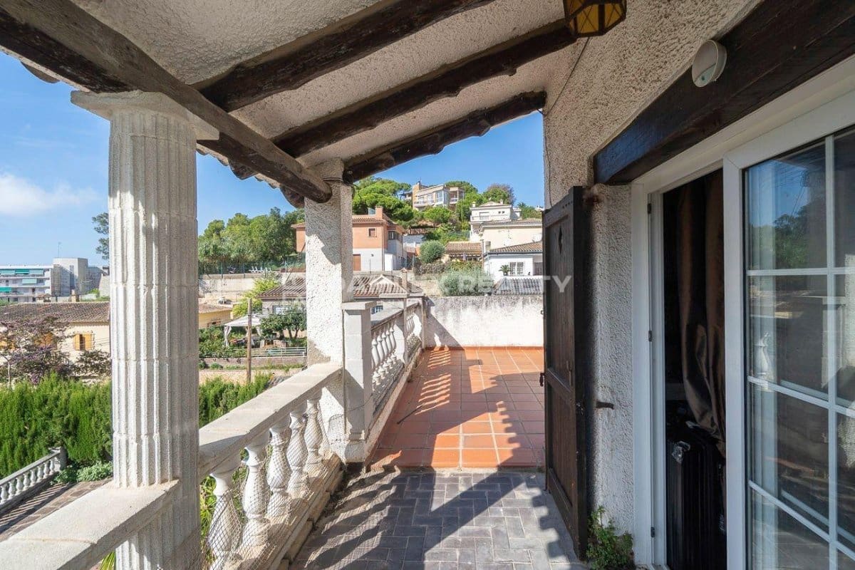 6 slaapkamer Villa te koop in Lloret de Mar met zwembad garage - € 750.000 (Ref: 9247506)