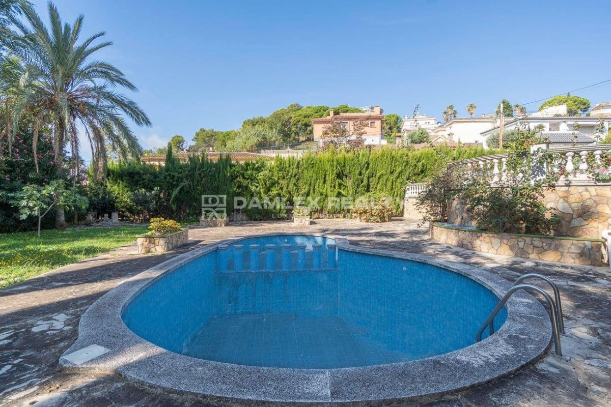 6 slaapkamer Villa te koop in Lloret de Mar met zwembad garage - € 750.000 (Ref: 9247506)