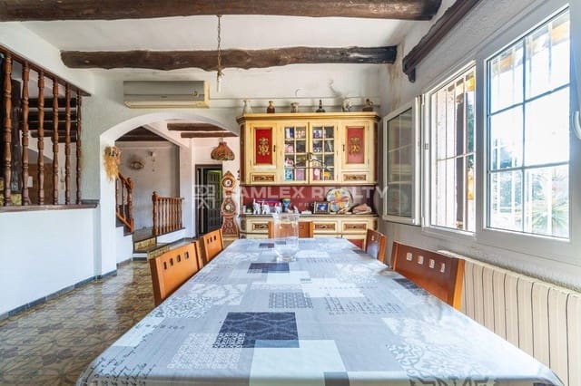 6 slaapkamer Villa te koop in Lloret de Mar met zwembad garage - € 750.000 (Ref: 9247506)